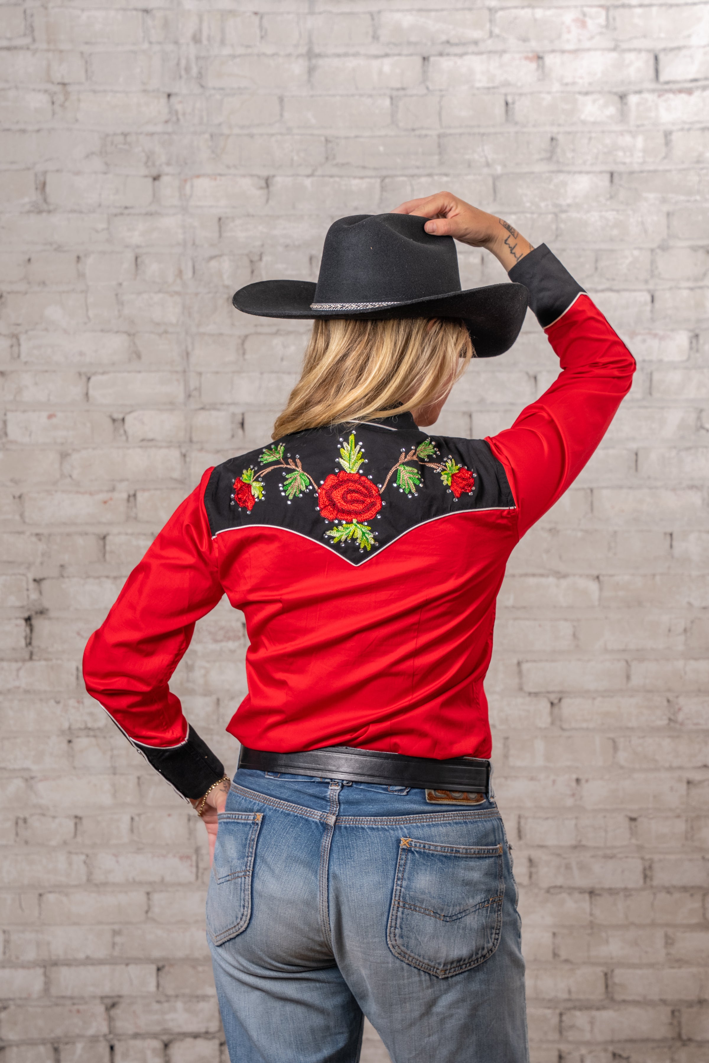 Women's Vintage 2-Tone Red Roses Embroidered Western Shirt