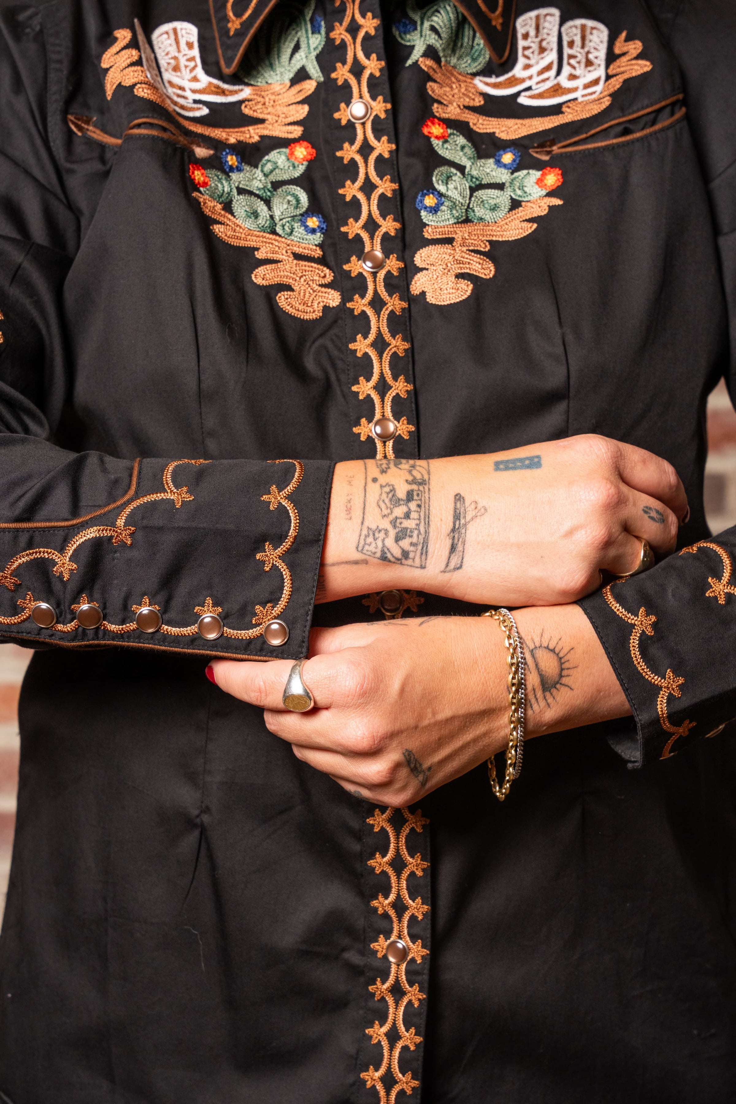 Women's Vintage Cactus & Cowgirl Boots Embroidered Western Shirt in Black